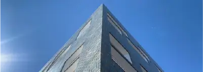 中産連ビルを見上げた写真