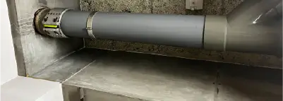 中産連ビルの配管の写真