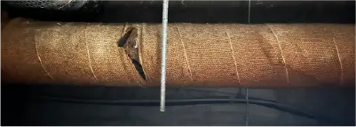 中産連ビルの茶色の配管の写真