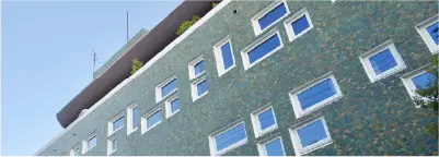 中産連ビルの特徴的な窓とタイルの写真